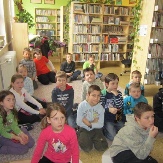 20130307 - Žáci 2. a 3. třídy ve zlechovské knihovně 1