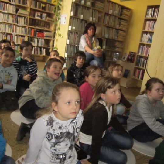 20130307 - Žáci 2. a 3. třídy ve zlechovské knihovně 2