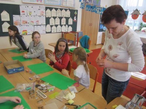 20150305 - Výtvarný kroužek - Starší děti tvořily šperky