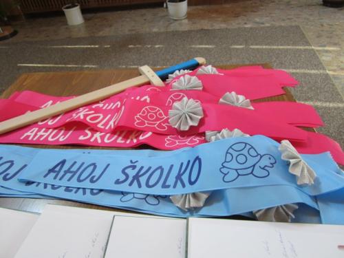 20130620 - Předškoláci se loučí s MŠ Zlechov a nechávají se pasovat na školáky