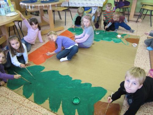 20121029 - Ve školní družině děti malovaly kulisy