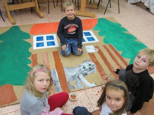 20121029 - Ve školní družině děti malovaly kulisy