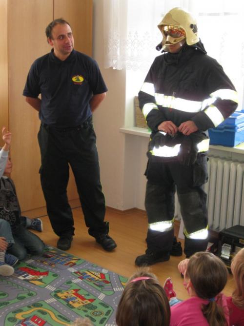 20111114 - Kamarád hasič přišel do nižších ročníků