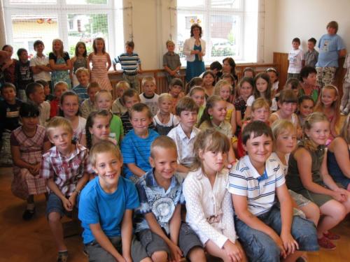 20110624 - Odměny z výtvarné soutěže, ocenění nejlepších žáků a rozloučení s páťáky