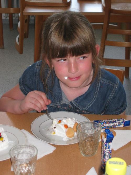 20110526 - Závěrečné pohoštění ve výtvarném kroužku