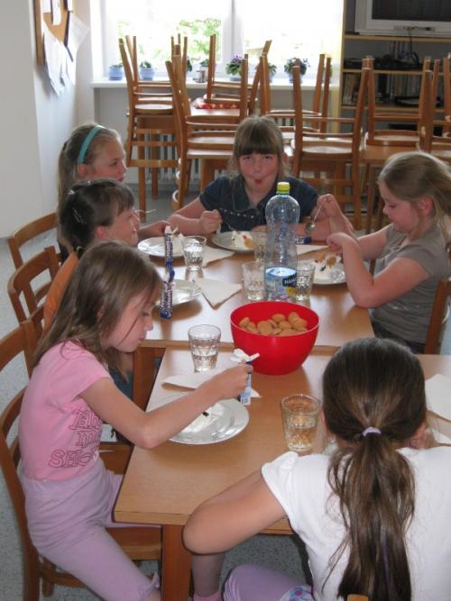 20110526 - Závěrečné pohoštění ve výtvarném kroužku