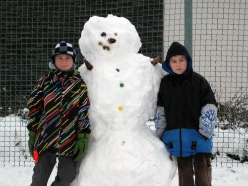 20110126 - Stavění sněhuláků ve školní družině