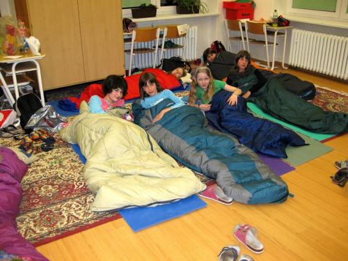 20100519 - Pátá třída spí ve škole