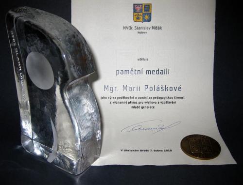 20100408 - Zlínský kraj udělil medaili naší ředitelce Mgr. Marii Poláškové