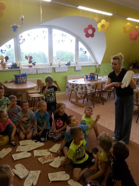 20180511 - ŠD - Malovali jsme dárek pro maminku